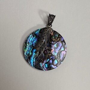 Elegant silver 925 detailing Shell Pendant Necklace